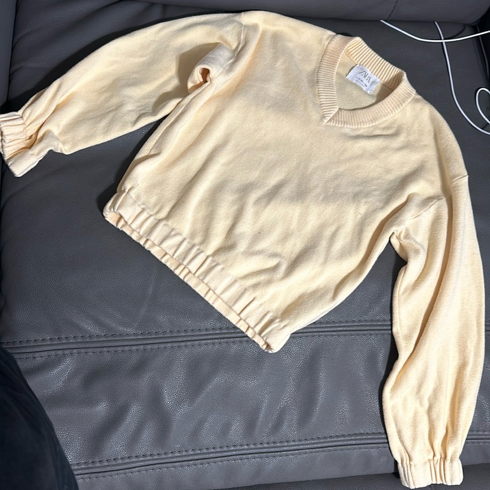 Zara Sz 11-12 girls lt yellow sweater-slight V-neck/ stretchy cuffs, like new.